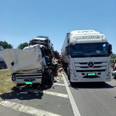 Notícia - ((Vídeo)) Acidente entre carretas provoca fila quilométrica na BR-101, em Criciúma