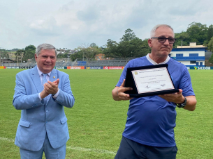 Notícia - Luís Carlos Cruz recebe honraria da Alesc