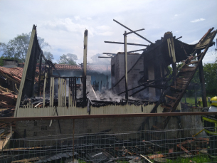 Notícia - Casa é destruída por incêndio em Criciúma