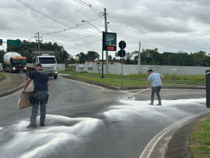 Notícia - Derramamento de óleo é registrado em avenida de Criciúma