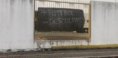 Notícia - Após derrota para o Atlético-GO, torcida do Criciúma coloca faixas de protesto no Majestoso