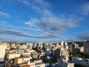 Notícia - ((Áudio)) Roupa no varal e olho no tempo! Risco de chuva permanece na região