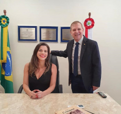 Notícia - Tati Teixeira assume cadeira na Alesc