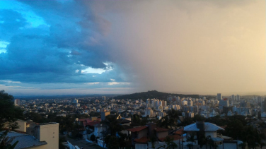 Notícia - Em dia de calorão, o clima fez das suas