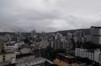 Notícia - Chuva segue até sexta. Fim de semana será nublado