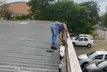 Notícia - Temporal danifica telhado de escola e deixa cinco salas alagadas em Morro da Fumaça