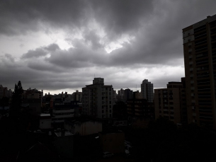 Notícia - Escureceu à tarde. Temperatura cai dez graus em meia hora