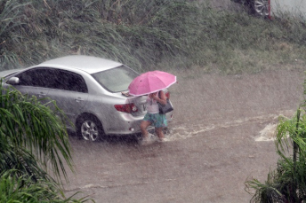 Notícia - Temporal alaga ruas em Criciúma