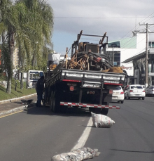 Notícia - Caminhão quebrado complica trânsito na Centenário