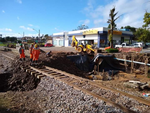 Notícia - FTC trabalha no conserto de linha férrea em Içara