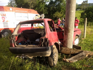 Notícia - Carro colide contra poste e duas pessoas ficam feridas