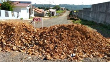 Notícia - Sem pavimentação, rua segue bloqueada