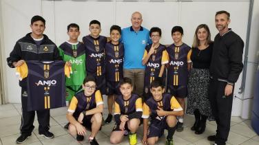 Notícia - Garotada do Arroio recebe uniforme do Projeto Anjos do Futsal