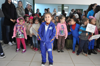 Notícia - Prefeitura entrega uniformes e anuncia primeiro berçário