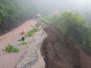 Notícia - Urussanga: Deslizamento de terra e estrada em pista requer atenção de motoristas