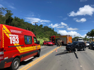 Notícia - Idoso fica ferido após colisão entre dois automóveis