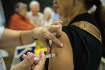 Notícia - Credibilidade de vacinas é menor entre homens e jovens, diz pesquisa