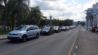 Notícia - Fila de carros em busca de vacinas (VÍDEO)