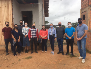 Notícia - Vereadores e Observatório social realizam visita técnica nas obras das casas populares