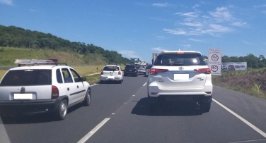 Notícia - Remoção de carro gera congestionamento na Via Rápida