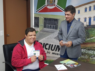 Notícia - Salvaro recebe visita dos alunos do Instituto Diomício Freitas