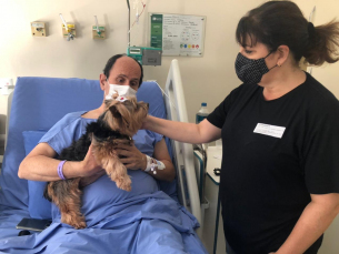 Notícia - Paciente do HSJosé recebe visita de cachorrinha de estimação