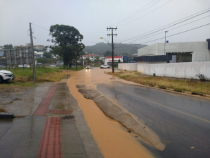 Notícia - Rua Hercílio Amante: água, barro e alagamentos