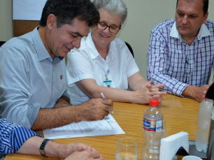 Notícia - Município faz o repasse de terreno para o Hospital São José