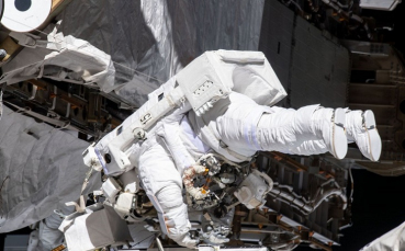 Notícia - Astronautas fazem primeira caminhada 100% feminina no espaço