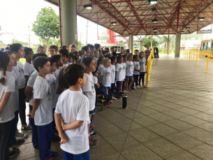 Notícia - Alunos de Criciúma cantam em terminais de ônibus na cidade