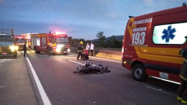 Notícia - Enquanto bombeiros atendem incêndio, motociclista causa acidente