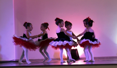 Notícia - Bailarinos encantam no III Festival de Balé de Içara