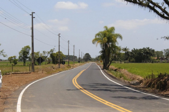 Notícia - Rodovia Francisco Ricken recebe mais 540 metros de asfalto em Forquilhinha