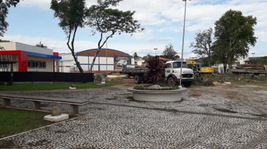 Notícia - Prefeitura se manifesta sobre corte de árvores da Praça da Chaminé 