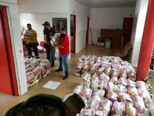 Notícia - Servidores da Câmara repassam quatro toneladas de alimentos