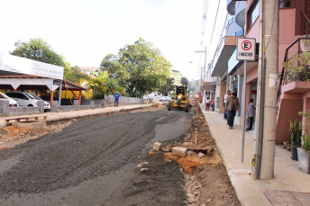 Notícia - Remoção do asfalto antigo na rua Valdir Cotrin está próximo do fim