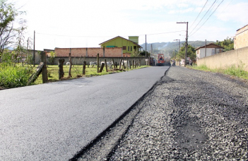 Notícia - Rua no bairro Mina do Mato é pavimentada