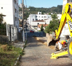 Notícia - Ruas do centro de Urussanga recebem asfalto