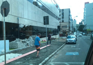 Notícia -  Calçadas em obras, dificuldade aos deficientes