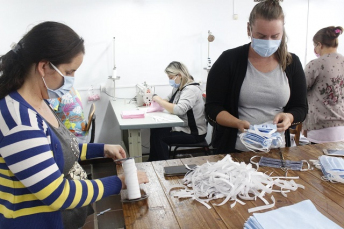 Notícia - Monitoras produzem máscaras de tecido em Forquilhinha