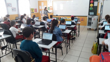 Notícia - Professores de Içara participam de formação continuada via internet