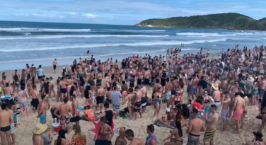 Notícia - Feriadão de muita aglomeração nas praias catarinenses