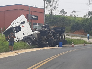 Notícia - Caminhão carregado com tinta tomba na SC 445 