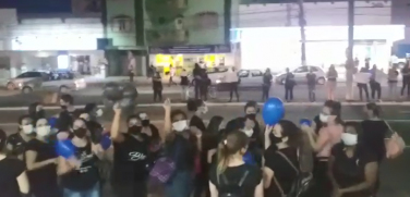 Notícia - Profissionais da Saúde protestam em frente ao hospital de Tubarão (VÍDEO)