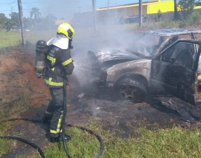 Notícia - Carro é consumido pelas chamas na Rodovia Luiz Rosso