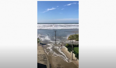 Notícia - Ressaca faz com que mar avance pelas ruas do Rincão (VÍDEO)