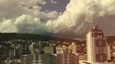 Notícia - Terça-feira é de sol, chuva, vento e Pio Corrêa sem luz (VÍDEO)