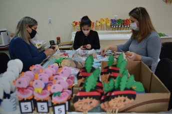 Notícia - Alunos de Morro da Fumaça recebem materiais didáticos