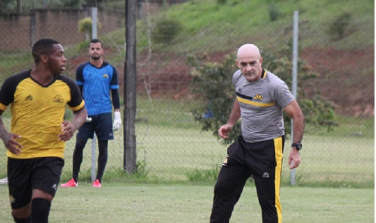 Notícia - Com um olho no Londrina e outro em reforços, Schülle estreia no Tigre