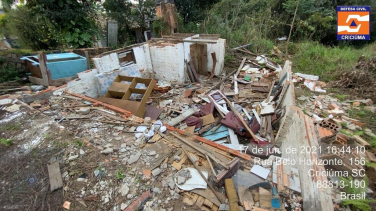 Notícia - Residência em área invadida e de preservação permanente é derrubada